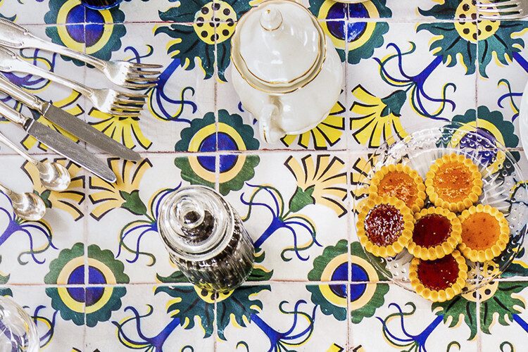 Camino de mesa que simula los típicos azulejos portugueses, modelo Cascais
