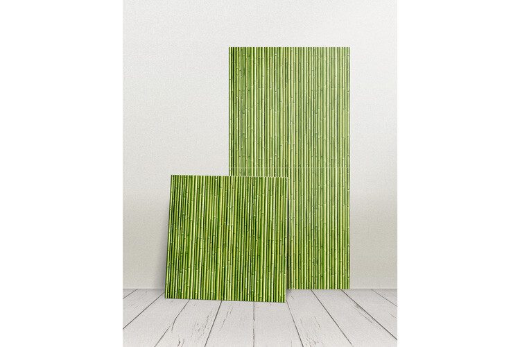 Tres paneles rígidos con estampado Bambú verde colocados en una pared