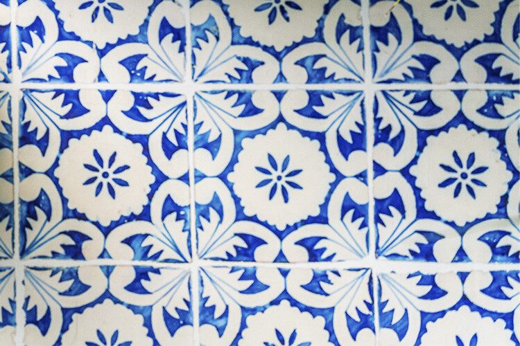 Detalle de uno de los ocho paneles Amadora, impresos con azulejos tradicionales portugueses.