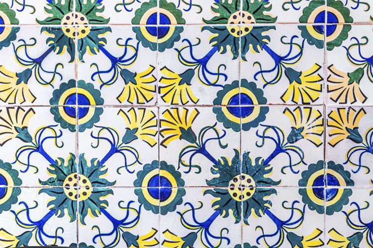 Detalle del diseño de azulejos del mural en paneles Cascais