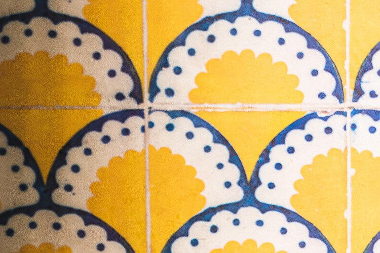 Détail du motif de carreaux imprimés de la fresque Lisboa, couleur jaune babouche.