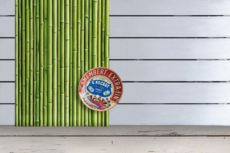 Chemin de table imprimé simulant un motif de cannes de bambou aux formes réalistes, de couleur verte.