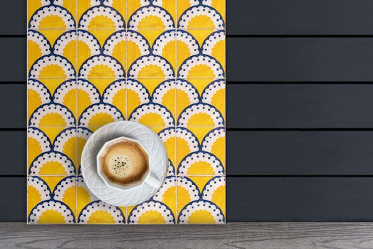 Camino de mesa Lisboa, que simula los típicos azulejos portugueses en color amarillo babucha