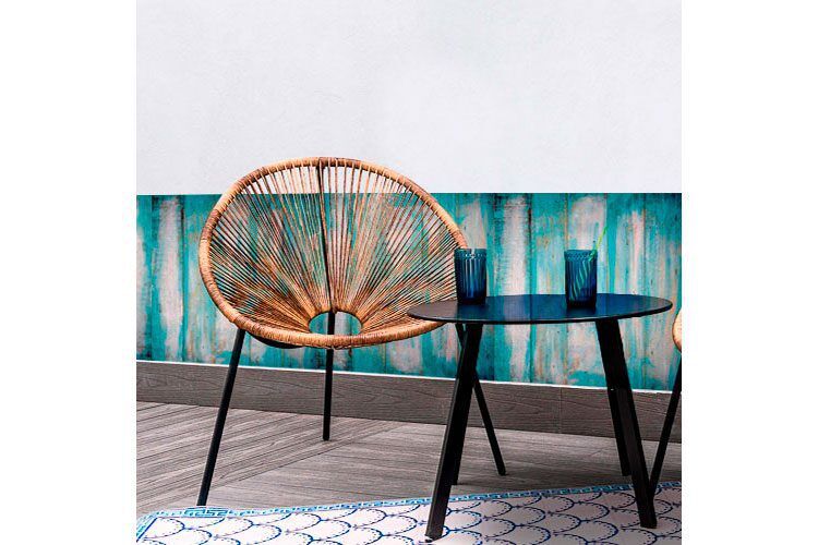 Sillas y mesa de verano delante del friso con diseño de madera playera azul Vintage